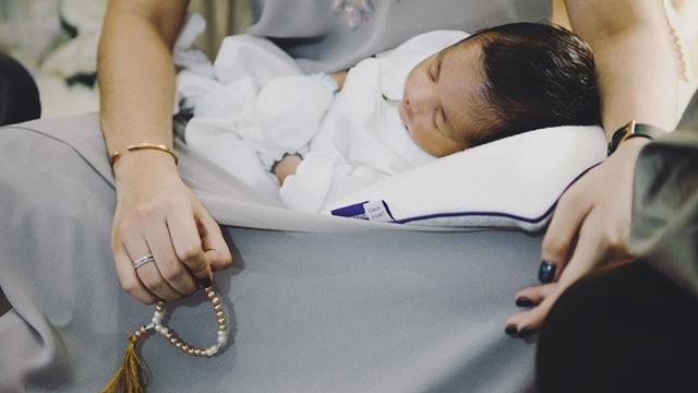 Momen Akikah Anak Pertama Raya Kitty (sumber: instagram/rayanurfitrird)
