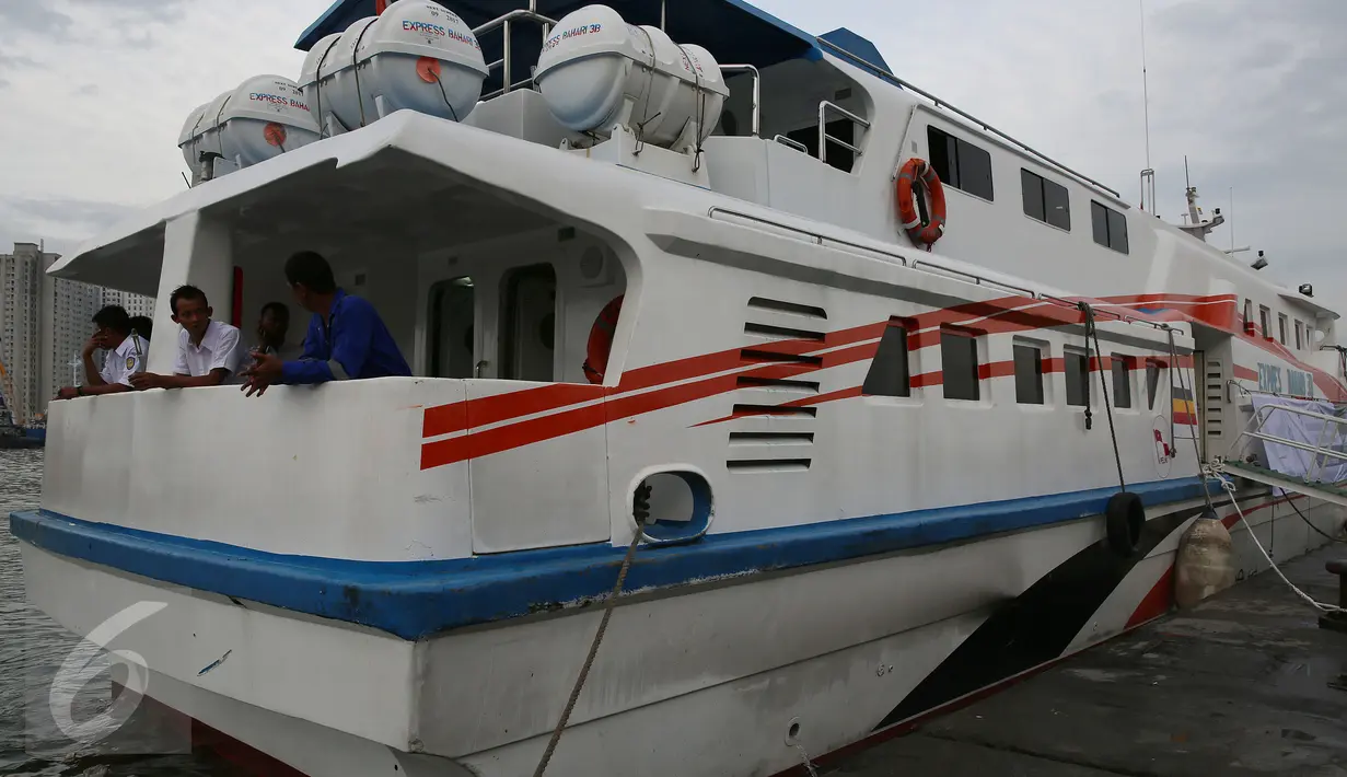 Sejumlah petugas berada di atas KM Express Bahari 3B milik PT Pelni (Persero) di Pelabuhan Sunda Kelapa, Jakarta, Selasa (10/1). KM Express Bahari 3B ini merupakan kapal cepat buatan tahun 2005 dengan panjang 30 meter. (Liputan6.com/Johan Tallo)