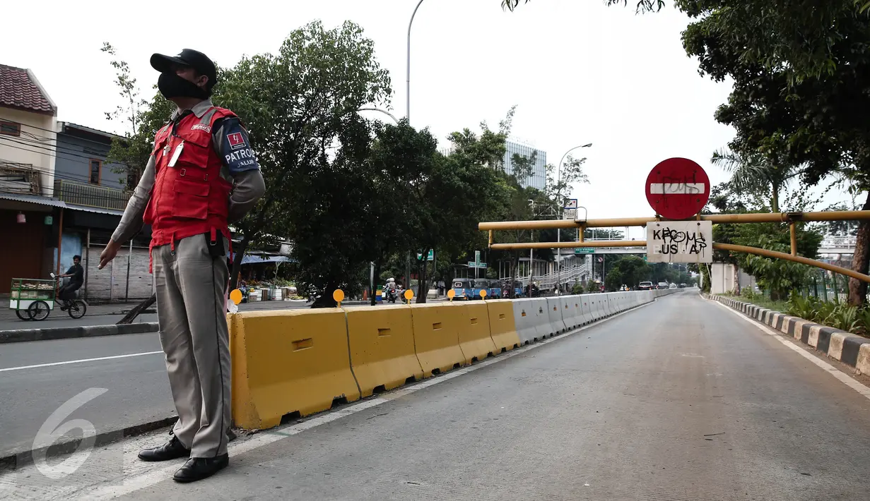 Petugas TransJakarta menjaga jalur busway dikawasan Pramuka, Jakarta, Minggu (12/6/2016). Pemprov DKI Jakarta akan melakukan sterilisasi jalur Trans Jakarta mulai Senin nanti (13/6). (Liputan6.com/Faizal Fanani)