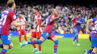Bek Barcelona Dani Alves merayakan gol ke gawang Atletico Madrid pada lanjutan Liga Spanyol 2021/2022 di Camp Nou, Minggu (6/2/2022). (AFP/Lluis Gene)