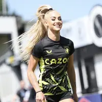 Menjadi pesepakbola paling dicari di Google, Alisha Lesman memiliki kecantikan yang memukau. [Instagram/ Alisha Lehman]