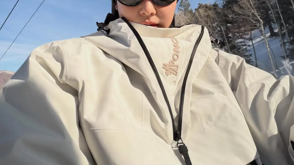 Nuansa putih dan hitam mendominasi keseluruhan look Jennie BLACKPINK, menciptakan siluet clean namun tetap terlihat eksklusif di tengah lanskap pegunungan bersalju. [@jennierubyjane].