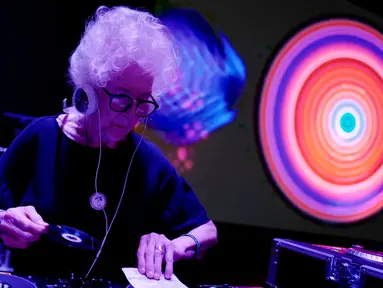 DJ Wika Szmyt memainkan musik di sebuah klub di Warsawa, Polandia, Senin (25/3). DJ Wika Szmyt menjadi salah satu DJ tertua di dunia. (REUTERS/Kacper Pempel)