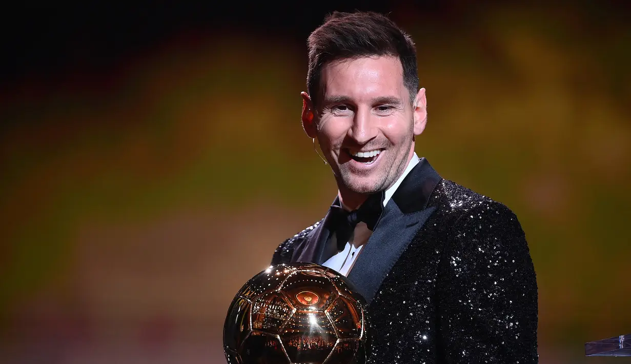 Terpilihnya Lionel Messi sebagai penerima penghargaan Ballon d'Or 2021 masih menyisakan ketidakpuasan, khususnya kubu yang lebih menjagokan sang runner-up, Robert Lewandowski. Striker Bayern Munchen itu dinilai lebih layak karena meraih 4 gelar bersama Muenchen. (AFP/Franck Fife)