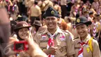 Delegasi gerakan Pramuka Indonesia berselfie ria di Halaman Istana Merdeka, Jakarta, Jumat (24/7/2015). Ketua Kwarnas Gerakan Pramuka, Adhyaksa Dault ikut melepas 462 kontingen Pramuka Indonesia ke jepang. (Liputan6.com/Faizal Fanani)