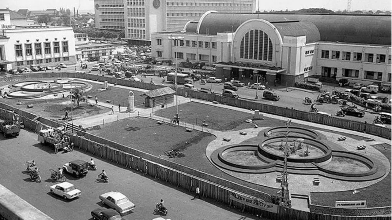 Suasana sekitaran Stasiun Jakarta Kota di masa lalu yang dulunya Stasiun Batavia Zuid