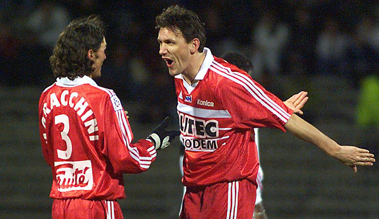 Bagi pesepak bola, usia di atas 35 tahun kadang menjadi kendala untuk tampil maksimal bagi klub yang dibelanya. Namun, 5 pemain berikut yang berlaga di liga top Eropa justru mampu mencetak hattrick di usia tak lagi muda, bahkan menjadi rekor hingga kini. (AFP/Pascal George)