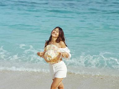 Bintang film Sri Asih, Pevita Pearce beberapa waktu belakangan ini banyak menghabiskan waktunya di Bali. Menikmati indahnya pemandangan alam, ia pun banyak bagikan berbagai momen serunya selama disana di media sosialnya Instagramnya. (Liputan6.com/IG/@pevpearce)