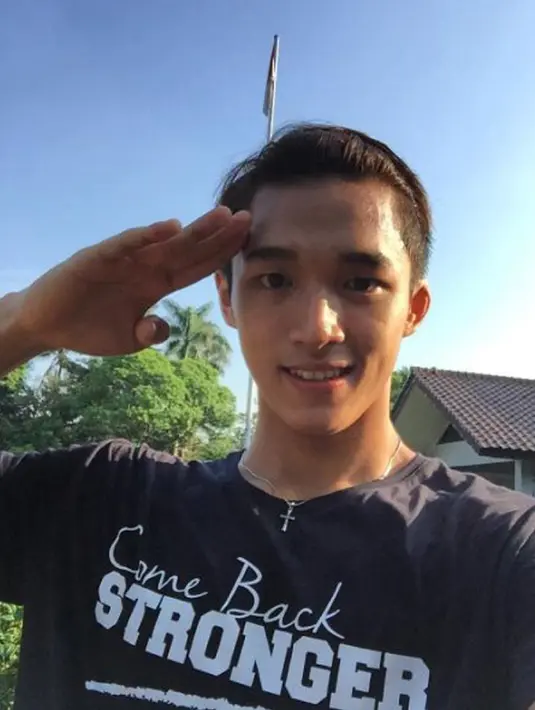Tak heran jika wajah oriental Jonatan Christie yang menawan dan senyum manis menggodanya mampu men-smash hati para cewek. (instagram.com/jonatanchristieofficial)