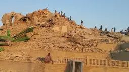 Militan ISIS menghancurkan makam Nabi Yunus di sebelah timur kota Mosul setelah mereka menguasai komplek masjid. (24/7/14) (REUTERS/Stringer)