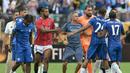 Alih-alih mereda, tensi pertandingan justru memanas di lapangan tengah. Kericuhan yang melibatkan pemain dari kedua kubu pun tak terhindarkan. (AFP/Juan Mabromata)