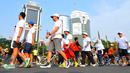 Para peserta Fun Walk memperingati ke-70 Hari Bakti Postel menuju bundaran HI dengan berjalan santai, Jakarta, Minggu (8/11/2015). Acara ini digelar Kemkominfo untuk mengenang jasa para pahlawan telekomunikasi Indonesia. (Liputan6.com/Faisal R Syam) 