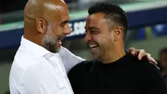 Laga amal Barelona melawan Manchester City yang berlangsung di Camp Nou, Kamis (25/08/2022), juga menjadi ajang reuni bagi Pep Guardiola dan Xavi Hernandez. (AP/Joan Monfort)