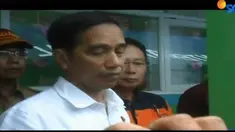 Presiden Jokowi juga berjanji akan segera memberikan bantuan untuk warga membangun rumah yang rusak.