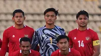 Kiper Timnas Indonesia U-23, Ernando Ari Sutaryadi (tengah atas), saat menjadi starter melawan Australia U-23 di laga kedua Grup G Kualifikasi Piala Asia U-23 2022, Jumat (29/10/2021). (Dok. PSSI)