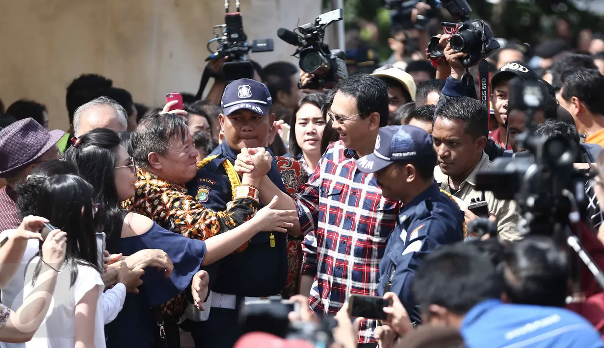 Cagub DKI Jakarta, Basuki T Purnama bersalaman dengan warga sebelum mencoblos pada Pilkada DKI 2017 di TPS 054 Pantai Mutiara, Jakarta Utara, Rabu (15/2). (Liputan6.com/Faizal Fanani)