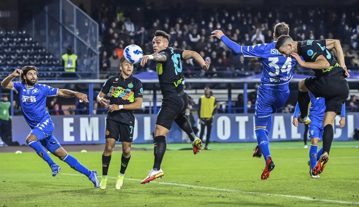 Pemain Inter Milan Roberto Gagliardini (kanan) melakukan sundulan saat melawan Empoli pada pertandingan Serie A Liga Italia di Stadion Carlo-Castellani, Empoli, Italia, 27 Oktober 2021. Inter Milan menang 2-0. (Alberto PIZZOLI/AFP)