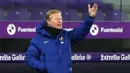 Pelatih Barcelona, Ronald Koeman, memberikan arahan kepada pemainnya saat menghadapi Valladolid pada laga lanjutan Liga Spanyol di Jose Zorrilla Stadium, Rabu (23/12/2020) dini hari WIB. Barcelona menang 3-0 atas Valladolid. (AFP/Cesar Manso)