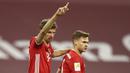 Striker Bayern Munich, Thomas Mueller (kiri) merayakan gol kedua timnya yang dicetak Joshua Kimmich (kanan) dalam laga lanjutan Liga Jerman 2020/2021 pekan ke-30 di Allianz Arena, Munich, Selasa (20/4/2021). Bayern Munich menang 2-0 atas Leverkusen. (AP/Matthias Schrader/Pool)