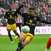 Bek Manchester United, Noussair Mazraoui, menghalau bola tembakan dari gelandang Sunderland, Chemsdine Talbi, dalam laga pekan 36 Premier League 2025/2026 di Stadium of Light, Sabtu (9/5/2026). (ANDY BUCHANAN / AFP)