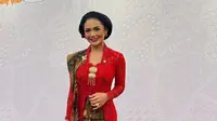 Anggota Komisi IX DPR RI, Krisdayanti, hadir dalam sidang tahunan MPR 2024 di Senayan, Jakarta, pada Jumat (16/8/2024) dengan kebaya merah menyala. (Foto: Dok. Instagram @krisdayantilemos)