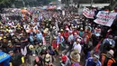 Aksi massa Front Nelayan Bersatu menolak Peraturan Menteri (Permen) tentang larangan penggunaan cantrang, atau jenis trawl yang telah dimodifikasi untuk menangkap ikan di depan kantor KKP, Jakarta, Kamis (26/2/2015). (Liputan6.com/Faizal Fanani)