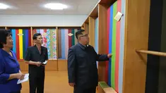 Pemimpin Korea Utara, Kim Jong-un melihat bahan saat mengunjungi Sinuiju Chemical Fiber Mill di Sinuiju, Korea Utara (2/7). (AFP Photo/KCNA Via KNS)