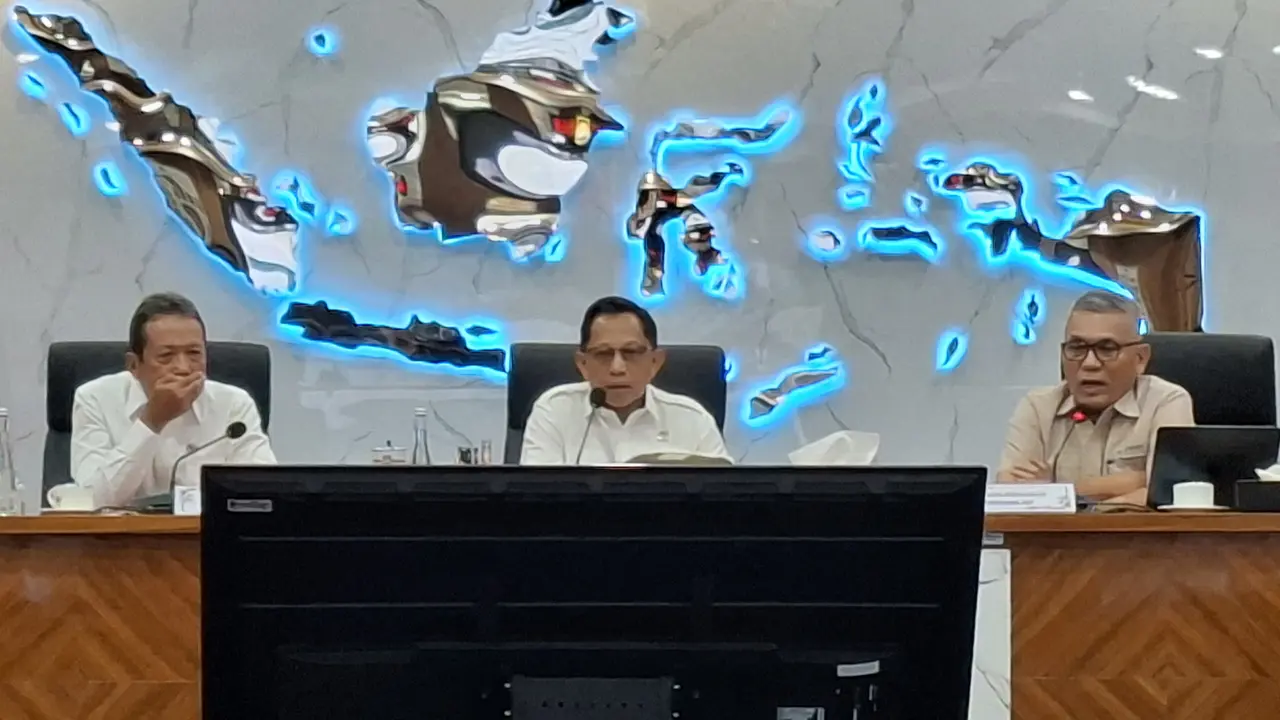Mendagri Tito rapat koordinasi Satgas Percepatan Rehabilitasi dan Rekonstruksi Sumatera di Kemendagri, Rabu (21/10/2026). (Liputan6.com/winda nelfira).