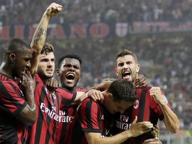 Para pemain AC Milan merayakan gol yang dicetak Giacomo Bonaventura ke gawang CSU Craiova pada laga kualifikasi Liga Europa di Stadion San Siro, Milan, Jumat (4/8/2017). AC Milan menang 2-0 atas CSU Craiova. (AP/Antonio Calanni)