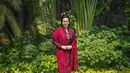 Potret Sri Mulyani dibalut kebaya merah maroon yang elegan. Gayanya semakin manis dengan padu padan kain batik berwarna cokelat yang dikenakan sebagai rok dan selendang merah yang senada. [Foto: Instagram/smindrawati]