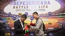 Pada penghujung acara pemain yang akrab disapa Bepe itu menyempatkan diri menyapa penggemar dengan memberikan tanda tangannya. (Bola.com/Vitalis Yogi Trisna)