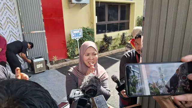 Rusni Kerabat Rusdamdiansyah ojol yang tewas saat kerusuhan demo di Makassar