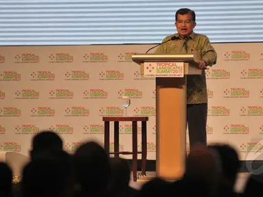 Wapres Jusuf Kalla memberikan sambutan pada acara Tropical Landscape Summit (TLS): A Global Investment Opportunity 2015 di Jakarta, Senin (27/4/2015). Greenpeace mendukung penuh pemerintah dalam mempromosikan investasi hijau. (Liputan6.com/Faizal Fanani)