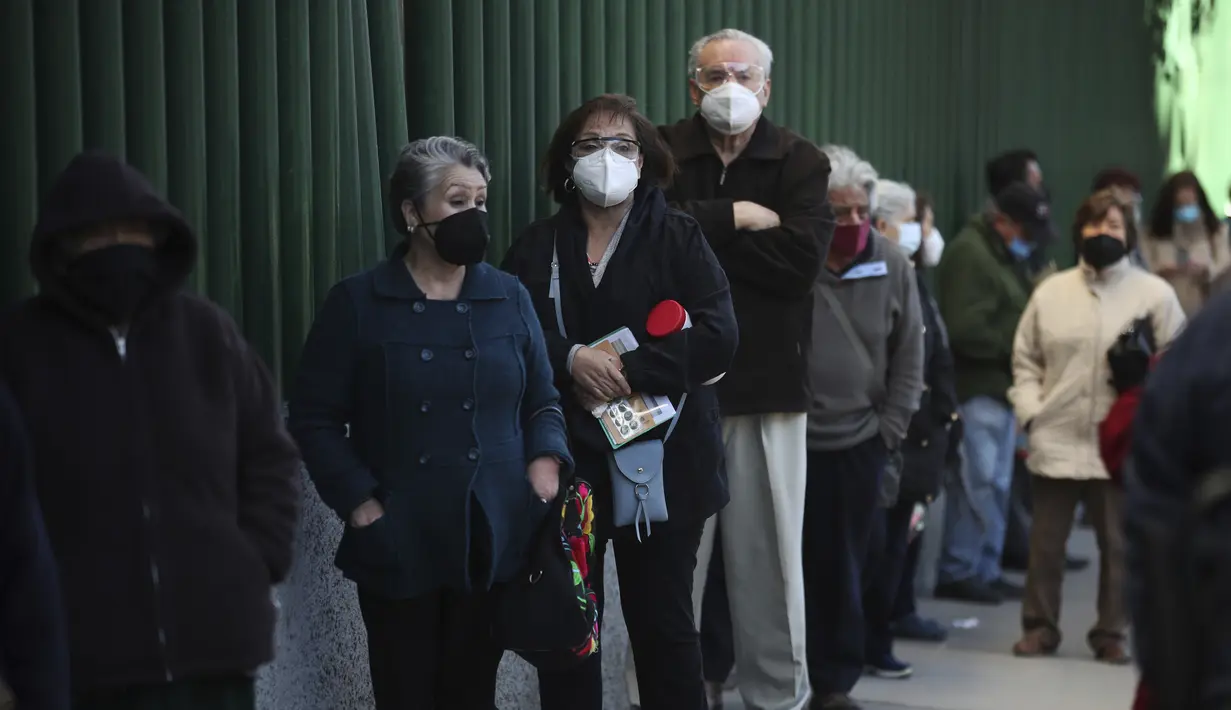 Antrean orang-orang yang berusia di atas 60 tahun untuk menerima vaksin COVID-19 AstraZeneca di daerah Magdalena Contreras di Mexico City, Senin (15/2/2021). Meksiko pada Senin, 15 Februari 2021, mulai melakukan vaksinasi massal Covid-19 pada jutaan warga lanjut usia. (AP/Marco Ugarte)