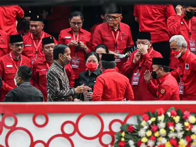 Presiden Joko Widodo atau Jokowi (depan kiri) berbincang dengan sejumlah kader usai hadir dalam pemembuka Rakernas II PDIP di Jakarta, Selasa (21/6/2022). Rakernas PDIP kali ini mengusung tema "Desa Kuat, Indonesia Maju dan Berdaulat".  (Liputan6.com/Faizal Fanani)