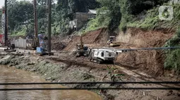 Pekerja menyelesaikan pengerjaan pembangunan saringan sampah di Kali Ciliwung pada segmen TB Simatupang di perbatasan Pasar Rebo, Jakarta, Rabu (12/10/2022). Anggaran untuk pembangunan saringan sampah sudah dianggarkan sejak 2020. (Liputan6.com/Faizal Fanani)