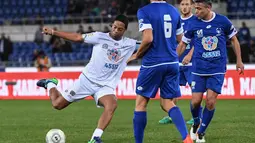 Aksi Ronaldinho pada laga amal bertajuk 'United for Peace', di Stadion Olimpico, Roma, Kamis (13/10/2016) dini hari WIB. (EPA/Alessandro Di Meo)