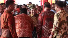 Wapres Jusuf Kalla (JK) berjabat tangan dengan para tamu saat menghadiri puncak Hari Lingkungan Hidup Sedunia Tingkat Nasional tahun 2016 di Kabupaten Siak, Riau, Jumat (22/7). "Go Wild for Life" menjadi tema acara ini. (Liputan6.com/Faizal Fanani)