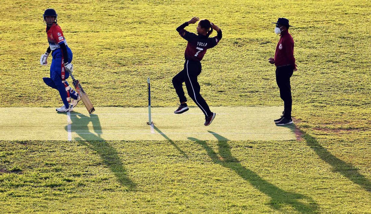 Pemain Cricket Putri asal bali melempar Bola saat bertanding di Laga Final melawan tim Cricket Putri tuan Rumah Papua di Stadion Cricket Doyo Baru, Minggu (26/09/2021). Laga Final ini dimenangkan oleh tim tuan rumah Papua. (Foto : PB PON XX PAPUA/Rahmat Takbir)