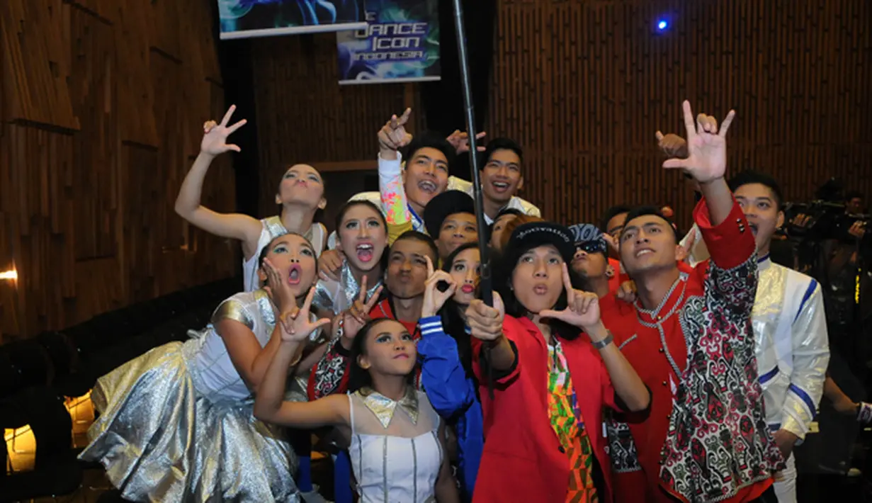 Para finalis The Dance Icon Indonesia berfoto bersama usai jumpa pers di SCTV Tower, Jakarta, Rabu (4/3/2015). The Dance Icon Indonesia merupakan ajang adu bakat menari dalam program SCTV. (Liputan6.com/Helmi Fithriansyah)