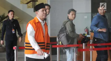 Bupati Hulu Sunga Tengah Kalsel nonaktif, Abdul Latif bersiap menjalani pemeriksaan penyidik di gedung KPK, Jakarta, Kamis (29/3). Abdul Latif diperiksa sebagai saksi tersangka Direktur Utama PT Sugriwa Agung, Abdul Basit. (Merdeka.com/Dwi Narwoko)