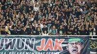 Tak kurang dari 5 ribu Bonek hadir langsung di Stadion Utama Gelora Bung Karno, Jakarta, Sabtu (12/4/2025) malam. Mereka mendukung perjuangan Persebaya Surabaya yang bertandang ke markas Persija Jakarta dalam lanjutan pekan ke-28 BRI Liga 1 2024/2025. (Bola.com/Muhammad Iqbal Ichsan).