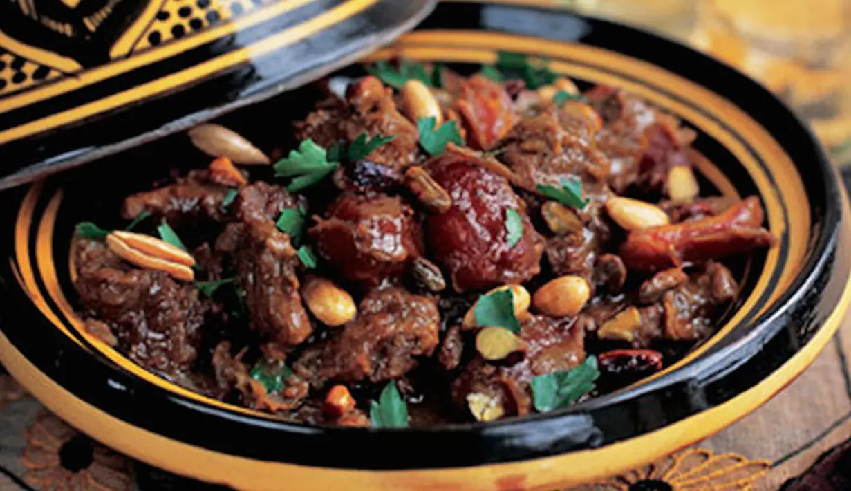 Negara-negara di Afrika Utara seperti Maroko hingga ke Alegria memiliki makanan khas yang biasa disebut Tagines.  Sebagian besar Tagines dimasak menggunakan daging dan sayuran dan kemudian disajikan dengan tempat yang unik.(mashada)