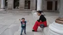 Liburan bersama Baby Izz, terlihat bahwa putranya ini sangat aktif dalam bermain kesana kemari. Nikita Willy juga memperlihatkan momen seru anaknya bermain di taman bermain seperti bermain kuda-kudaan di taman. (Liputan6.com/IG/@nikitawillyofficial94)