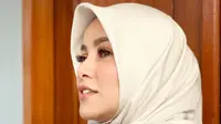 Olla Ramlan berhijab (Instagram/ollaramlanaufar)