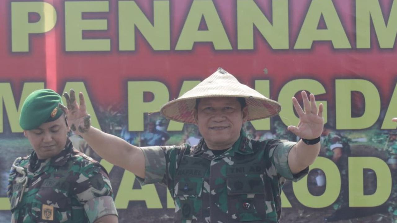 Saat Jenderal Bintang Dua Lepas Sepatu Turun ke Sawah Demi Antisipasi Krisis Pangan di Jatim