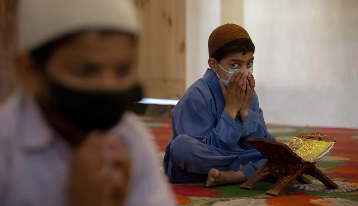 Seorang anak berdoa setelah belajar Al-Quran selama bulan suci Ramadan di Jammu Kashmir Al Fallah Yateem Trust, Srinagar, India, Kamis (7/5/2020). Para ulama dan otoritas agama setempat mendesak warga untuk beribadah di rumah untuk mencegah penyebaran virus corona COVID-19. (AP Photo/Dar Yasin)
