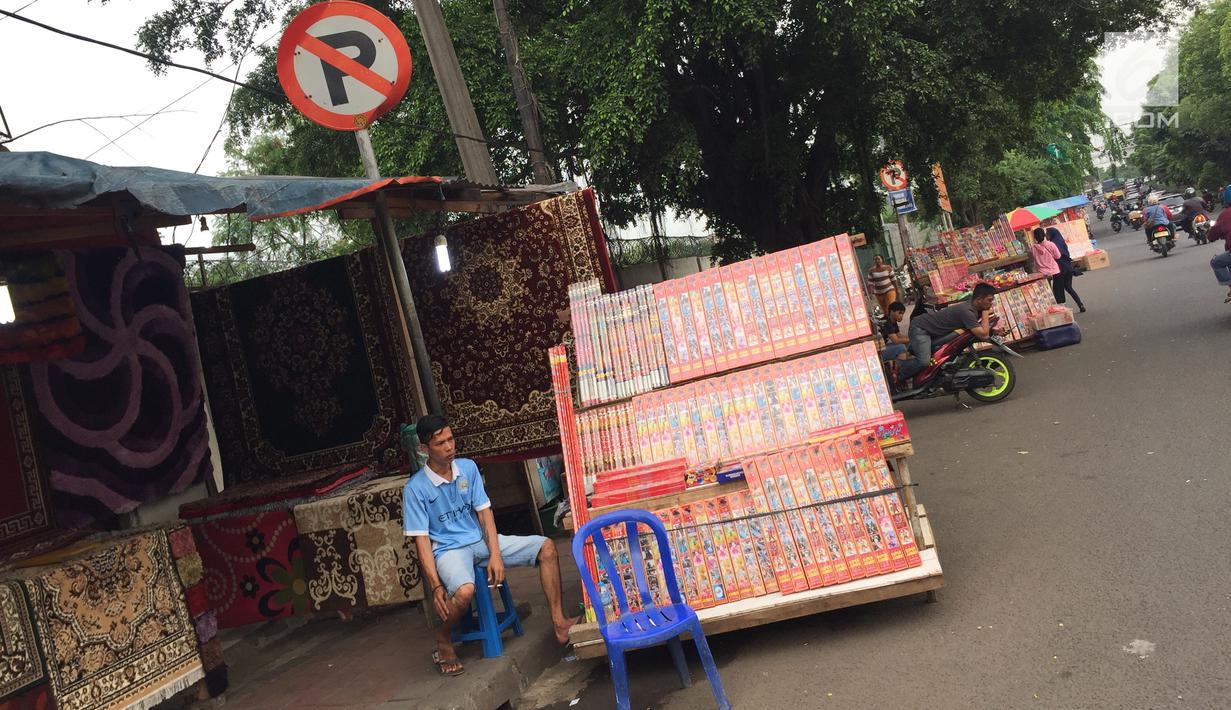 Sejumlah pedagang kembang api menunggu pembeli di  kawasan Pasar Gembrong, Jakarta, Kamis (28/12). Kembang api tersebut dijual seharga Rp20ribu hingga Rp200ribu, tergantung jenisnya. (Liputan6.com/Immanuel Antonius)