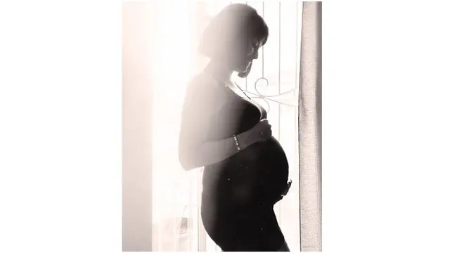 Jelang Melahirkan, Ini 6 Potret Maternity Shoot Vanessa Angel Bernuansa Hitam Putih