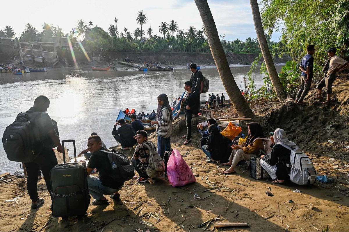 FOTO: Akses Terputus, Warga Kuta Blang Andalkan Penyeberangan Perahu Nelayan